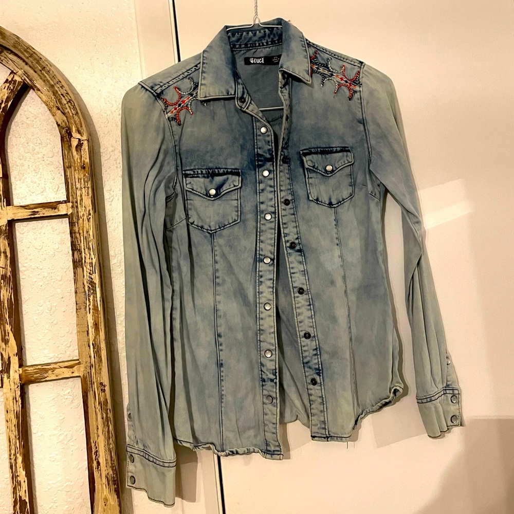 Pearl snap worn once